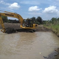 Nampak alat berat sedang mengeruk sedimen di sungai Cijangkelok